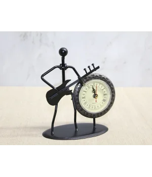 Metal Saatli Gitar Çalan Müzisyen Alk4334
