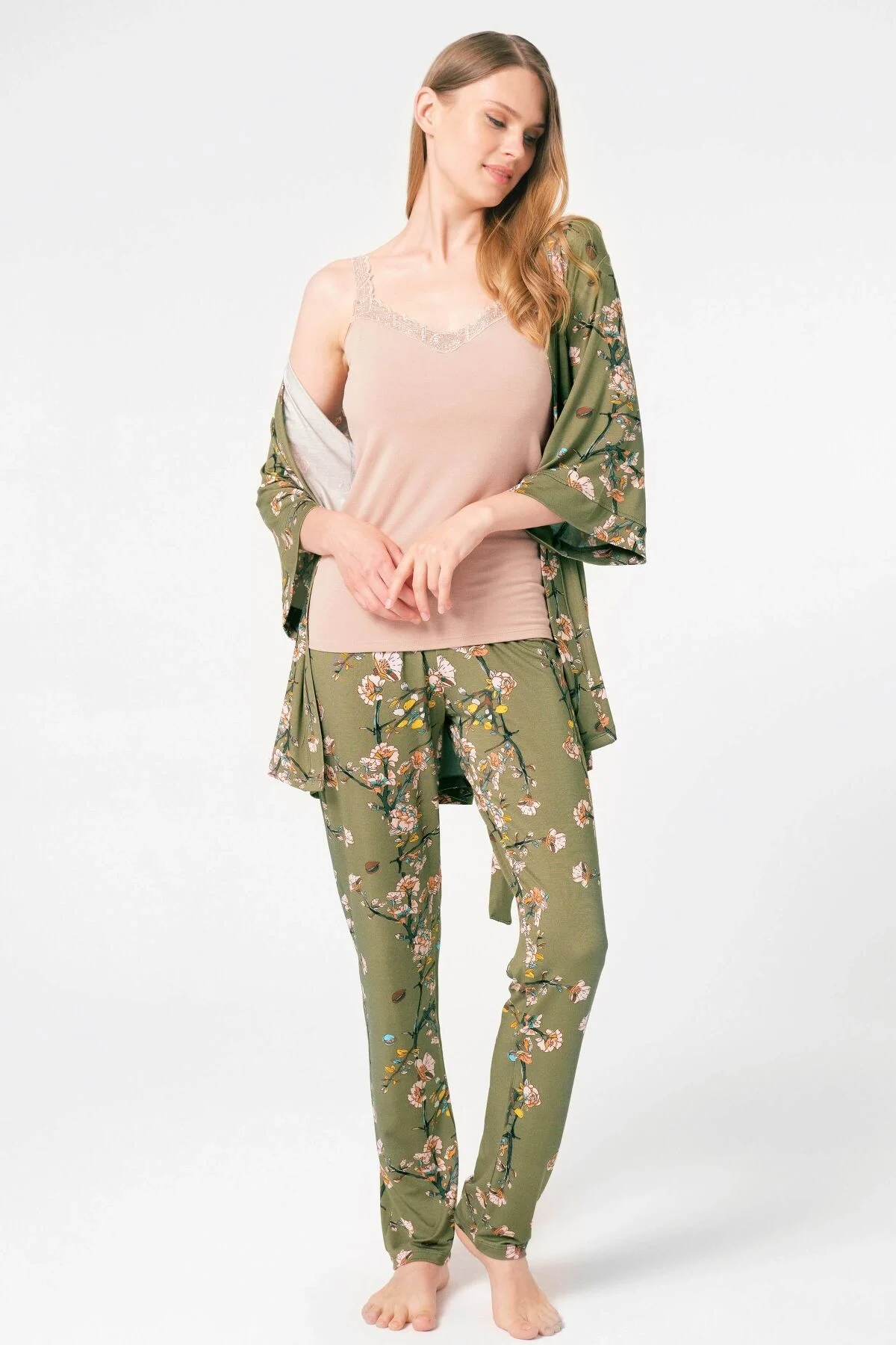 Anıl 5792 İp Askılı V Yaka Viskon Çiçek Desenli Kışlık Örme Normal Bel Bağlamalı Dantel Detaylı Pijama Takımı Sabahlık