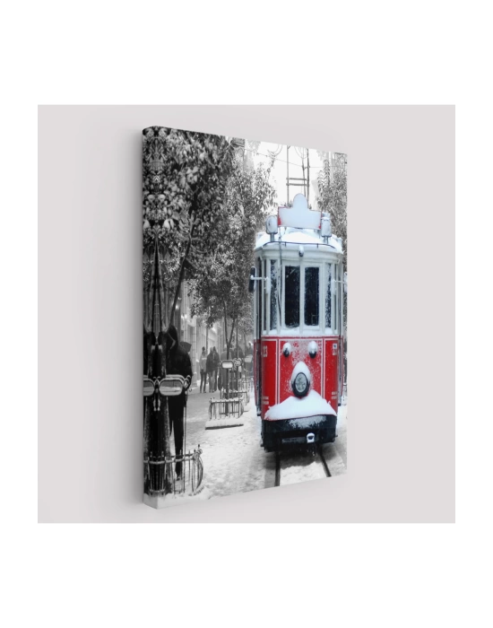 Karlı Bir İstiklal Caddesi ve Nostaljik Tramvay Tablosu-6404