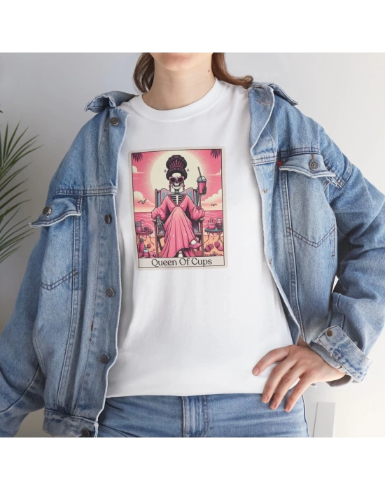 Unisex Queen of Cups Handing Tarot Kart Baskılı Beyaz Basic Tshirt