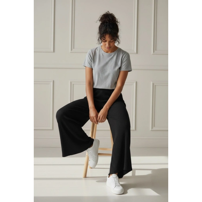 Kadın Düz Siyah İnce Saten Yazlık Bol Paça Eşofman Altı – Rahat & Şık