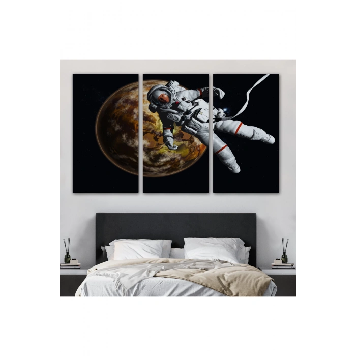 Gezegenin Arka Planındaki Astronot Kanvas Duvar Tablosu-1182