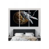 Gezegenin Arka Planındaki Astronot Kanvas Duvar Tablosu-1182