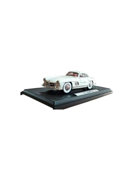1/24 MERCEDES SL300 GULLWING DIE CAST MODEL