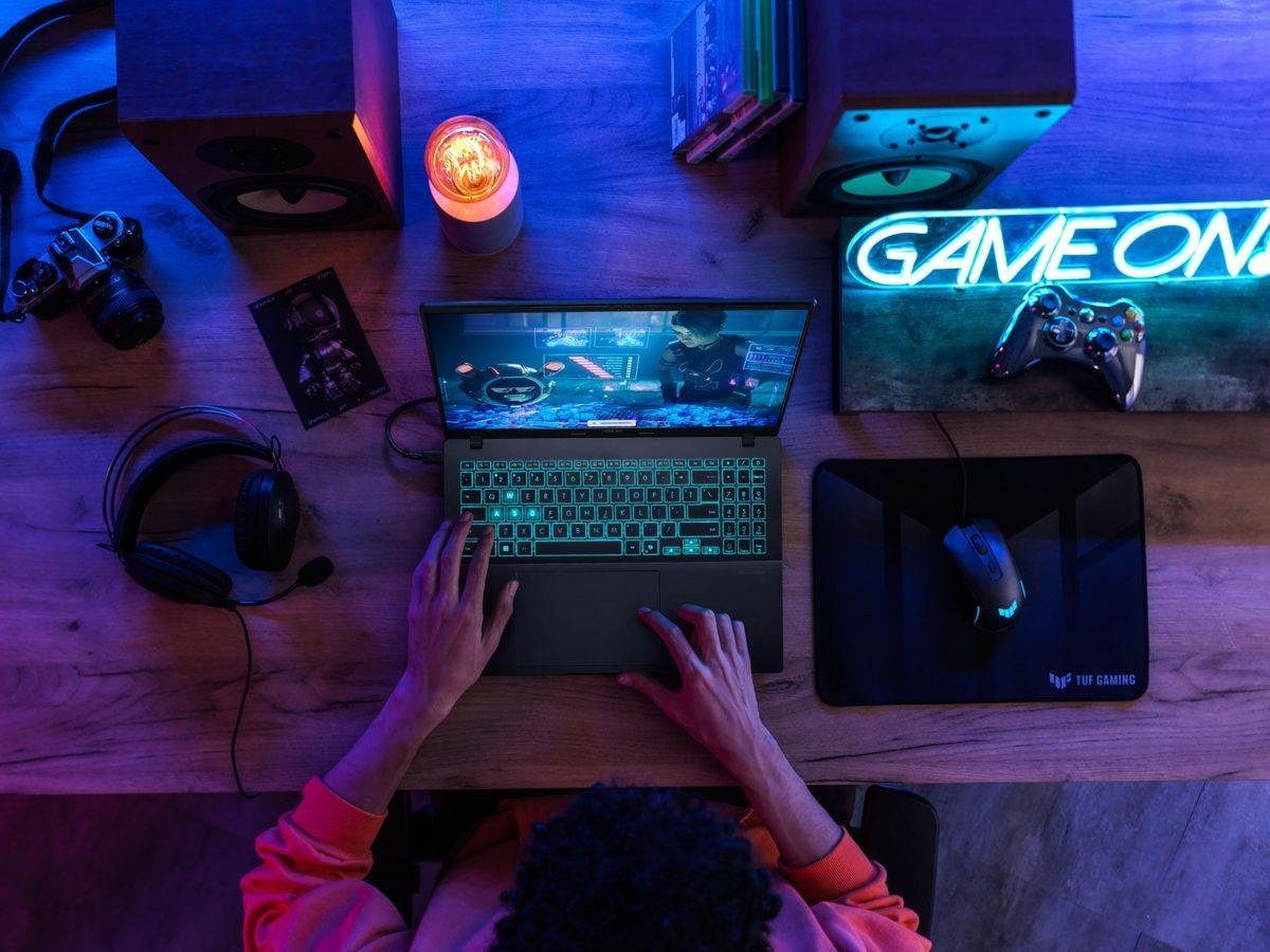 ASUS V16 RGB Klavye ve Tasarım