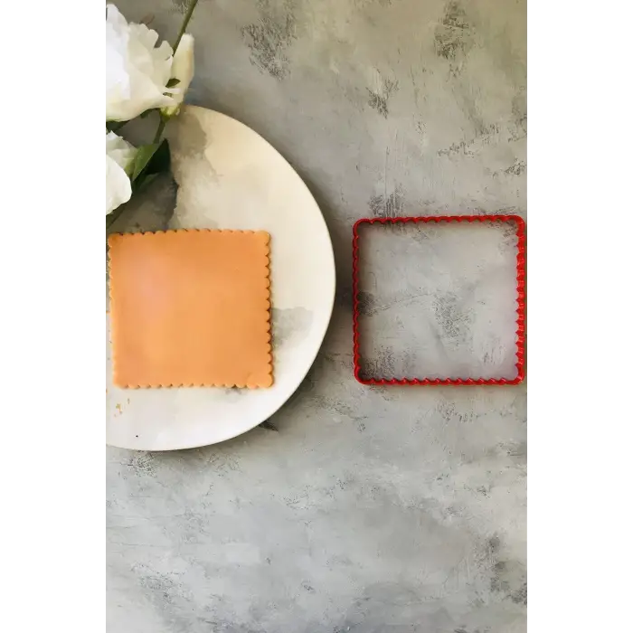 12 Cm Tırtıklı Kare Hamur Şekillendirici