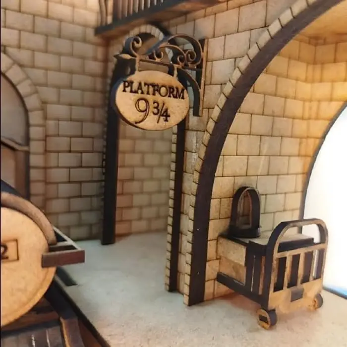 AlgWoodDesign Platform 9¾ Tren İstasyonu Ahşap Maket; 143 Parça Dıy Minyatür Tren İstasyonu Modeli, Peri LED Dahil, Mdf 3D Puzzle, Hobi ve Dekorasyon Seti, 11x17x15 cm