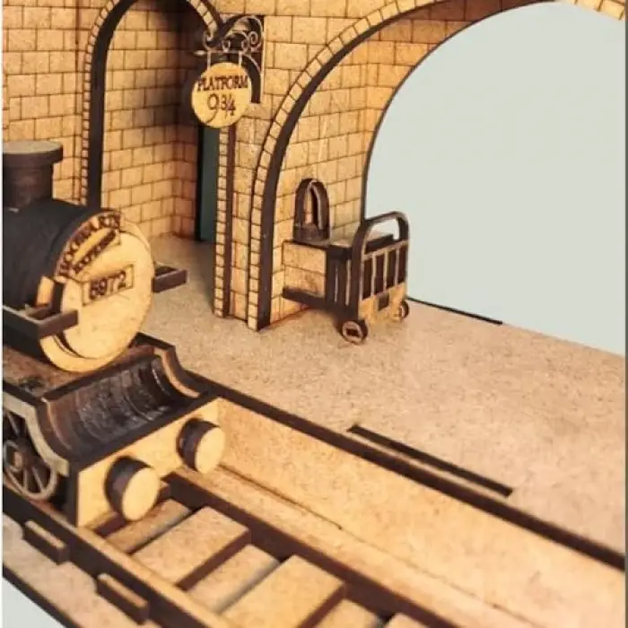 AlgWoodDesign Platform 9¾ Tren İstasyonu Ahşap Maket; 143 Parça Dıy Minyatür Tren İstasyonu Modeli, Peri LED Dahil, Mdf 3D Puzzle, Hobi ve Dekorasyon Seti, 11x17x15 cm