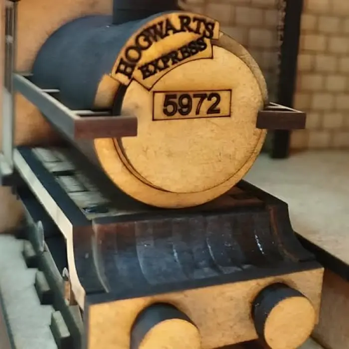AlgWoodDesign Platform 9¾ Tren İstasyonu Ahşap Maket; 143 Parça Dıy Minyatür Tren İstasyonu Modeli, Peri LED Dahil, Mdf 3D Puzzle, Hobi ve Dekorasyon Seti, 11x17x15 cm