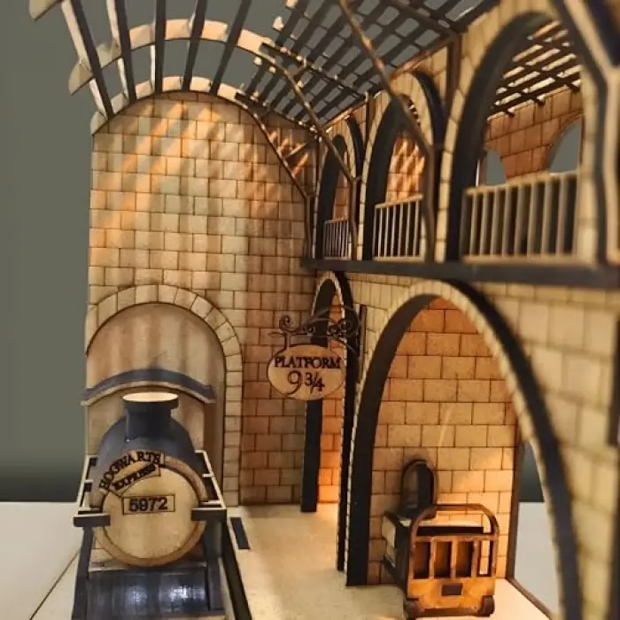 AlgWoodDesign Platform 9¾ Tren İstasyonu Ahşap Maket; 143 Parça Dıy Minyatür Tren İstasyonu Modeli, Peri LED Dahil, Mdf 3D Puzzle, Hobi ve Dekorasyon Seti, 11x17x15 cm