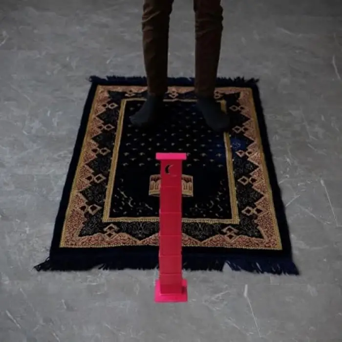 Kırmızı Namaz Sü­tre­si