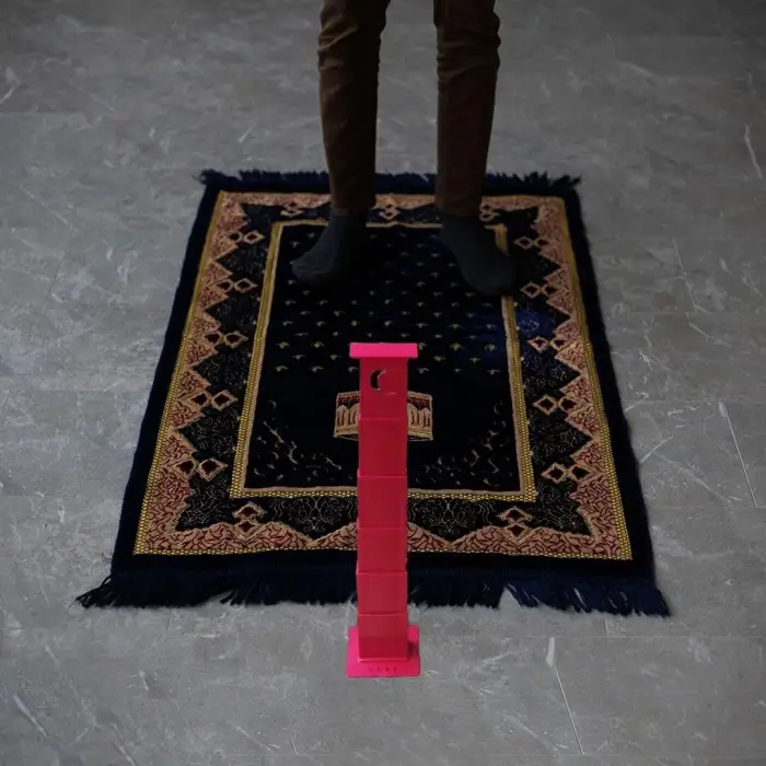 Kırmızı Namaz Sü­tre­si