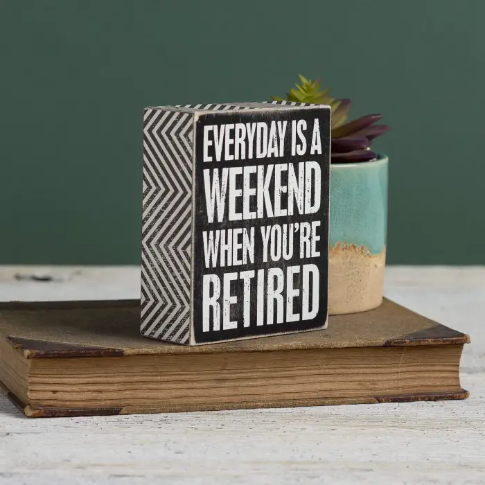 Everyday Is Weekend Yazılı Kutu Tabela