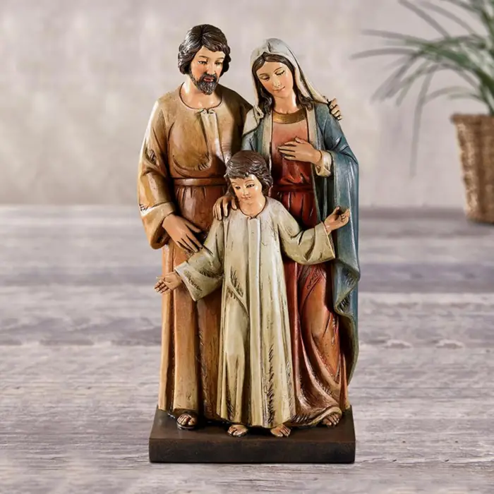 Kutsal Aile temalı reçine heykel, 20 cm