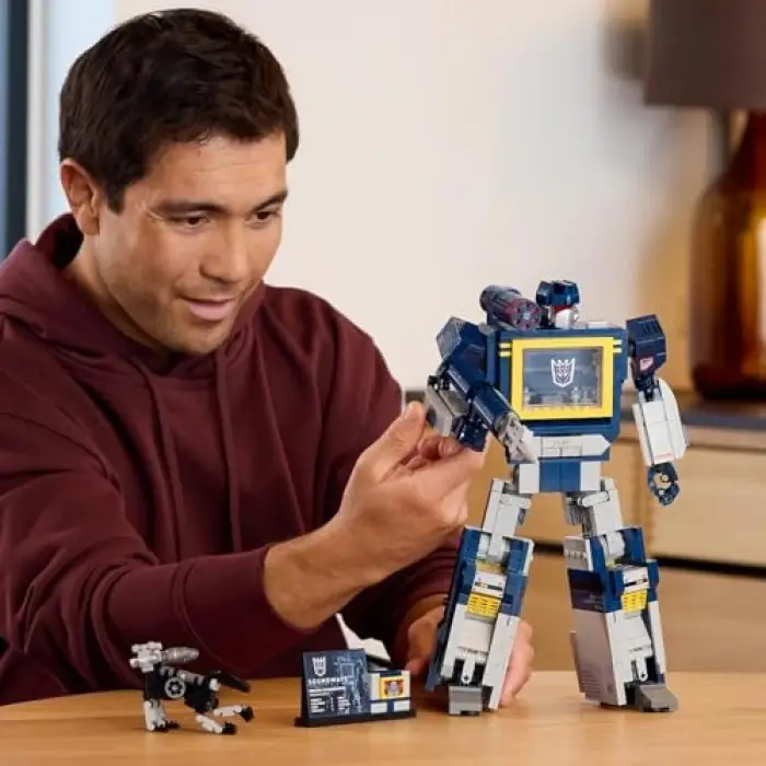 LEGO Icons Transformers: Soundwave 10358