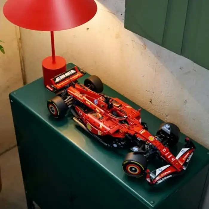 LEGO Technic Ferrari SF–24 F1 Araba 42207