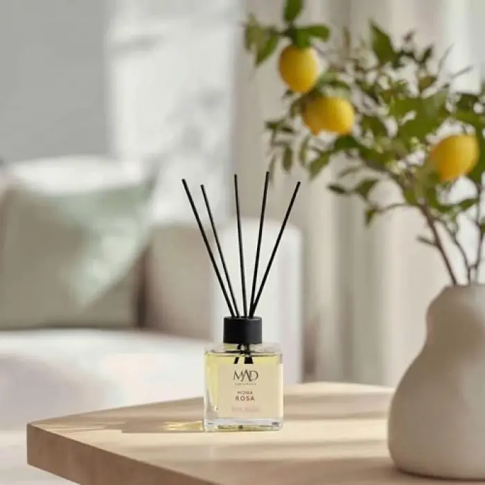 Mona Rosa ortam kokusu – Elma, gül ve paçuli notaları, bambu çubuklu 120 ml