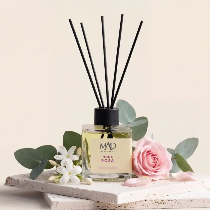 Mona Rosa ortam kokusu – Elma, gül ve paçuli notaları, bambu çubuklu 120 ml