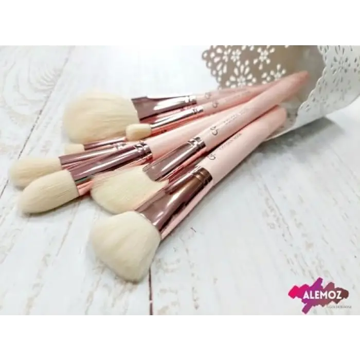 Nude Face Tapered Brush