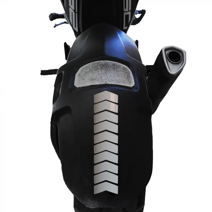 Ok Tasarımlı Süt Beyaz Çamurluk ve Kask Stickerı