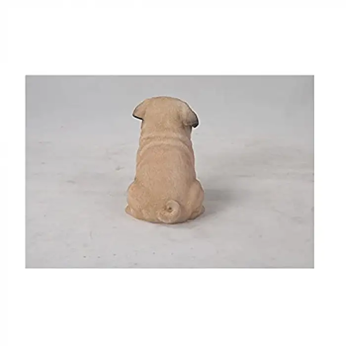 Oturur pozisyonda mops köpeği figürü