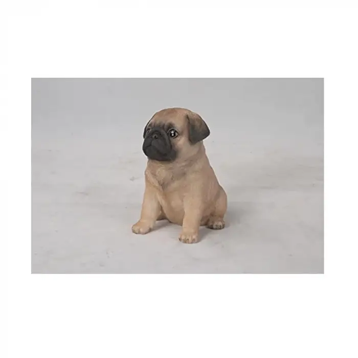Oturur pozisyonda mops köpeği figürü