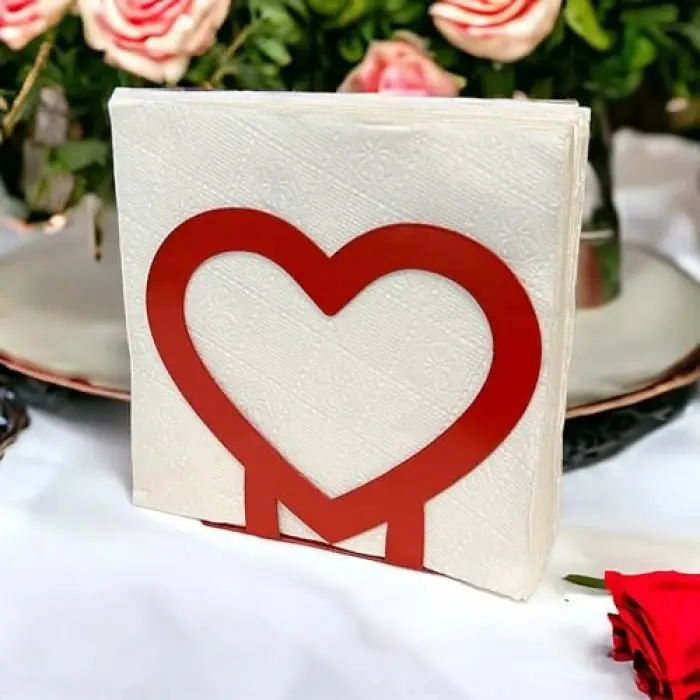 Romantik Sofraların Vazgeçilmezi: Kalp Temalı Metal Peçetelik Kırmızı