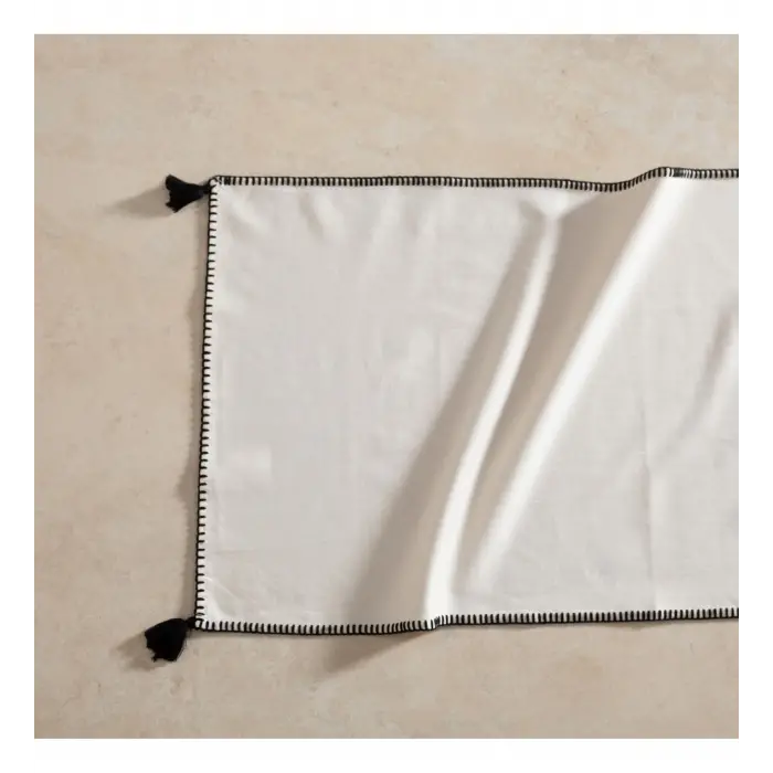 Siyah püsküllü runner, 45x145 cm