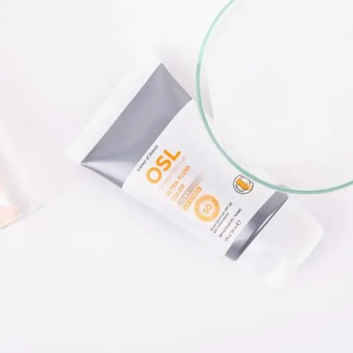 Ultra Fluid SPF 50 Light Color 50ml (1.7fl oz/ 50 ml)