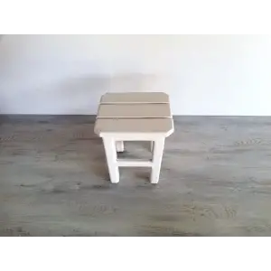 Beyaz ahşap tabure