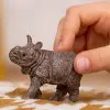 Hint gergedanı yavrusu oyuncak figürü
