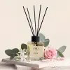 Mona Rosa ortam kokusu – Elma, gül ve paçuli notaları, bambu çubuklu 120 ml