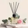 Mona Rosa ortam kokusu – Elma, gül ve paçuli notaları, bambu çubuklu 120 ml