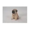 Oturur pozisyonda mops köpeği figürü