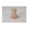 Oturur pozisyonda mops köpeği figürü
