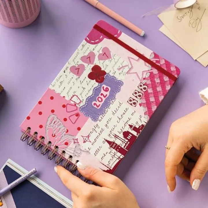 2026 Dikey Haftalık Ajanda – Yatay A5 Formda Spiralli Sert Kapak Haftalık Ajanda 21x15 cm Kolaj