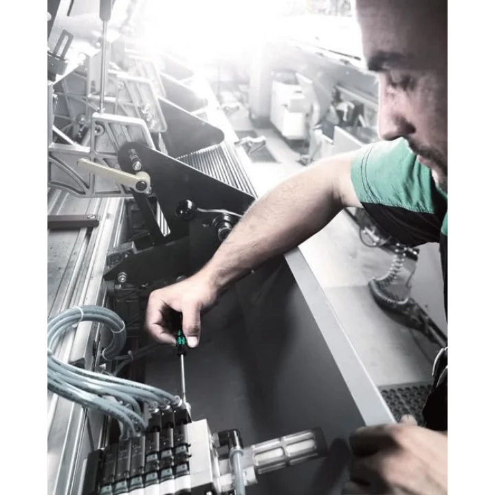 2054 Elektrik Teknisyenleri için Düz Tornavida, Hex-Plus, 0,7 x 40 mm, 05118060001