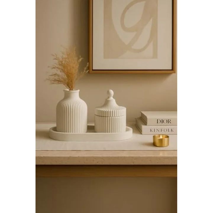 3 Parçalı Beyaz Dekoratif Set – Çizgili Vazo, Kapaklı Mumluk & Oval Tepsi
