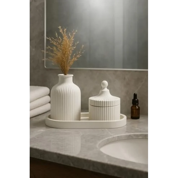 3 Parçalı Beyaz Dekoratif Set – Çizgili Vazo, Kapaklı Mumluk & Oval Tepsi