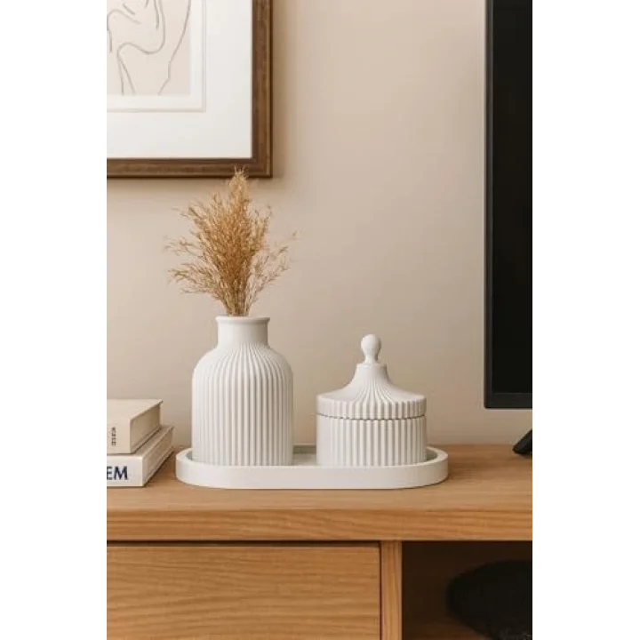 3 Parçalı Beyaz Dekoratif Set – Çizgili Vazo, Kapaklı Mumluk & Oval Tepsi