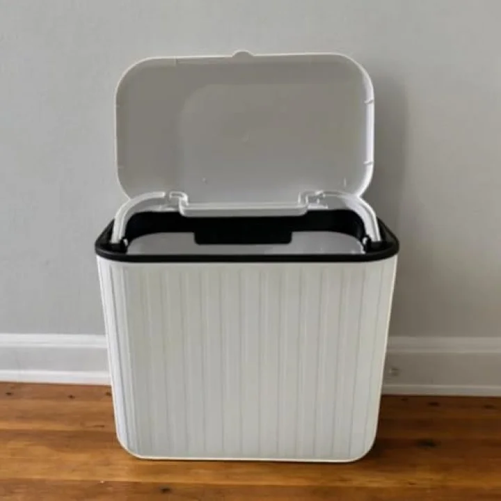ASILABİLİR ÇÖP KOVASI TIRTIKLI 8 LT BEYAZ