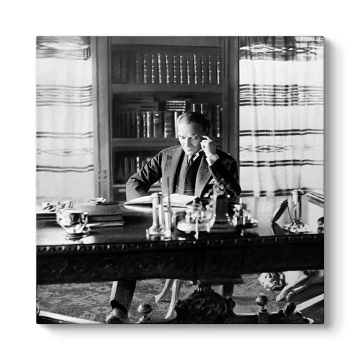 Atatürk Kitap Okurken Tablosu 50 x 50