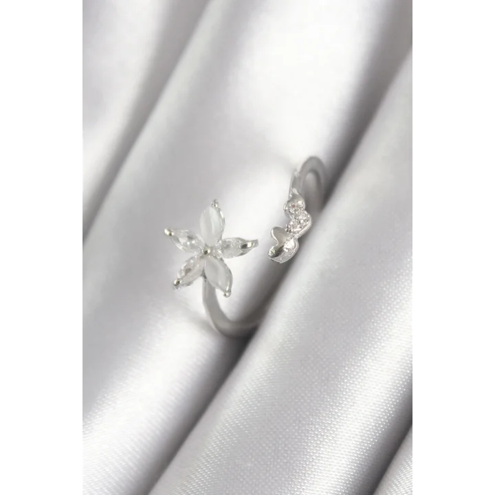 Mey İthalat® Pirinç Gümüş Renk Zirkon Taşlı Çiçek Model Kalp Detay Kadın Yüzük