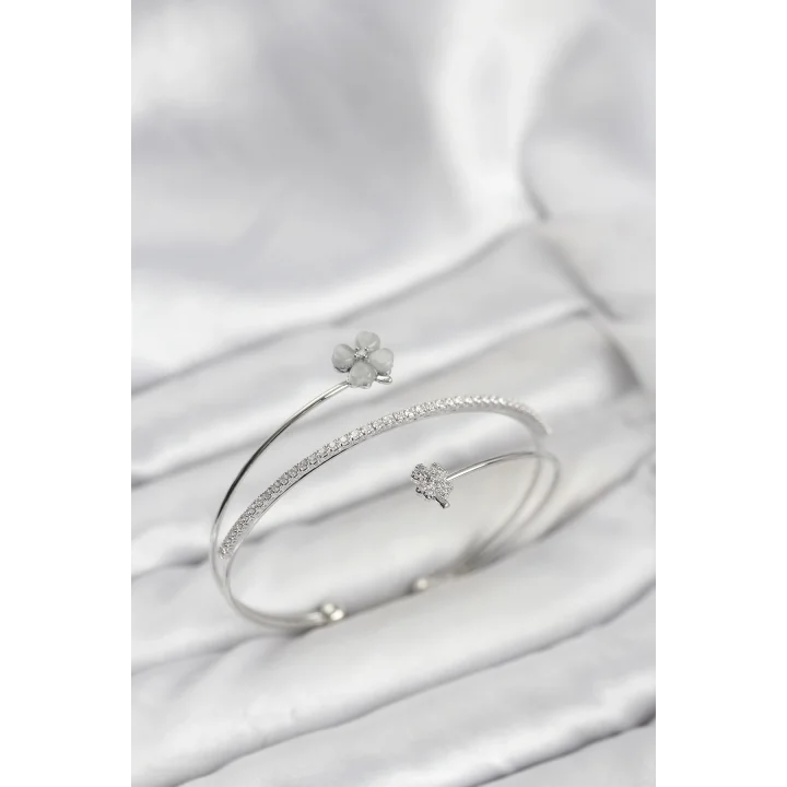 Mey İthalat® Yonca Çiçek Model Pirinç Gümüş Renk Kadın Bileklik