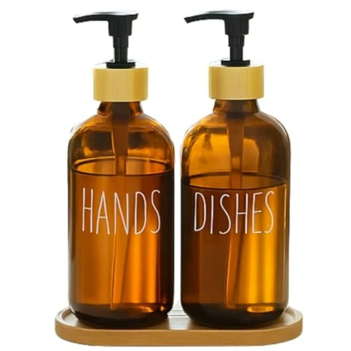Cam Dispenser Seti – 2’li Amber Şişe (Hands & Dishes Etiketli), Bambu Kapaklı, Sıvı Sabun & Deterjan Pompası