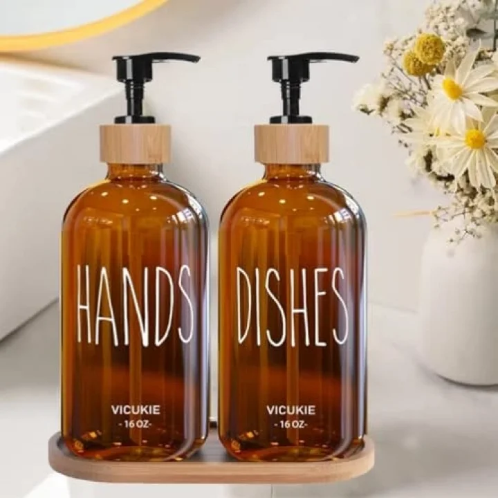 Cam Dispenser Seti – 2’li Amber Şişe (Hands & Dishes Etiketli), Bambu Kapaklı, Sıvı Sabun & Deterjan Pompası