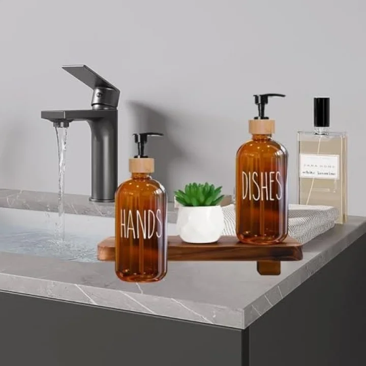 Cam Dispenser Seti – 2’li Amber Şişe (Hands & Dishes Etiketli), Bambu Kapaklı, Sıvı Sabun & Deterjan Pompası