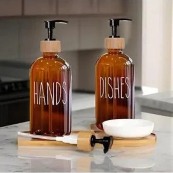 Cam Dispenser Seti – 2’li Amber Şişe (Hands & Dishes Etiketli), Bambu Kapaklı, Sıvı Sabun & Deterjan Pompası