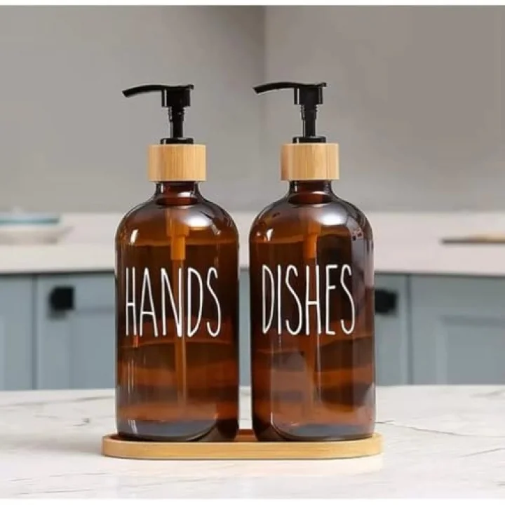 Cam Dispenser Seti – 2’li Amber Şişe (Hands & Dishes Etiketli), Bambu Kapaklı, Sıvı Sabun & Deterjan Pompası