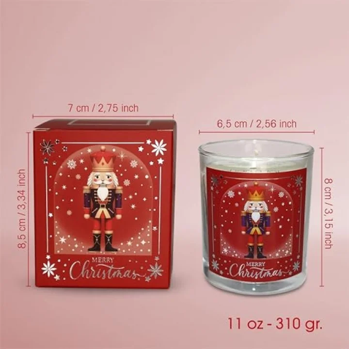 Charm Lab Candle – Kurşun Asker (Nutcracker) Tasarımlı Mum, Kırmızı Renk Temalı, 135 g Doğal Bio Balmumu, 40 Saat Yanma Süresi, Cam Kavanoz, Şık Bristol Kutulu, Yılbaşı Koleksiyonu Hazır Hediye